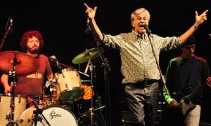 Justiça notifica herdeiras de Olavo por dívida de 2,9 milhões a Caetano Veloso