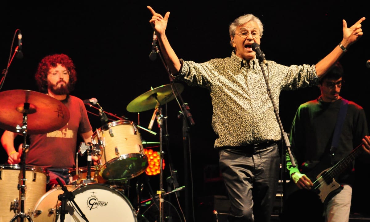 Justiça notifica herdeiras de Olavo por dívida de 2,9 milhões a Caetano Veloso