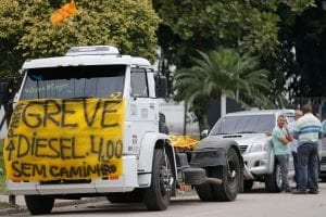 Caminhoneiros cogitam greve para fazer governo baratear combustível