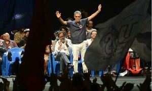 Bolsonaro sinaliza que não vai assinar prêmio para Chico Buarque