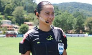 Após 10 anos, uma mulher volta a apitar um jogo do Brasileirão