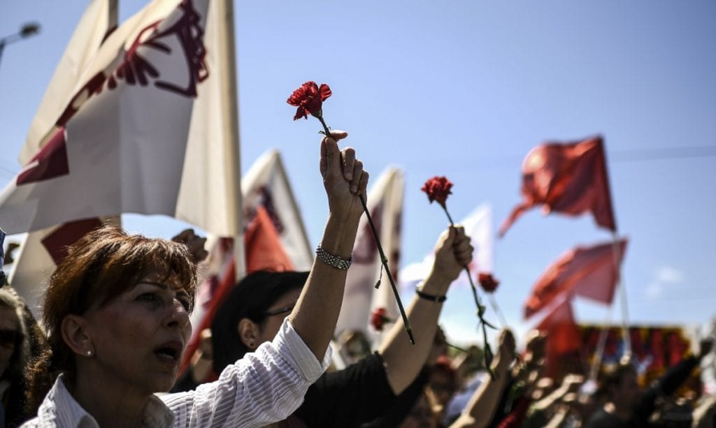 GRÉCIA: Membros da União Trabalhista Grega (PAME) protestam durante a manifestação trabalhista em Atenas (Foto: Aris MESSINIS/EUA/AFP)