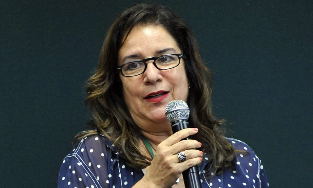 Irmã de Guedes critica governo na pandemia: ‘se dedicou mais a bares do que a educação’