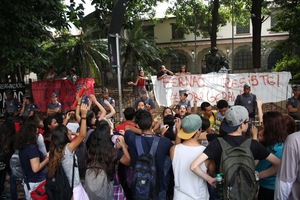 Ocupação de escolas coloca “reorganização” em xeque