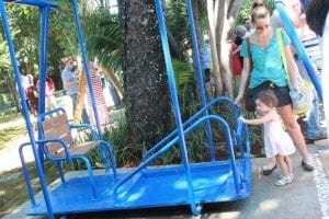 A inclusão chega aos brinquedos de parque