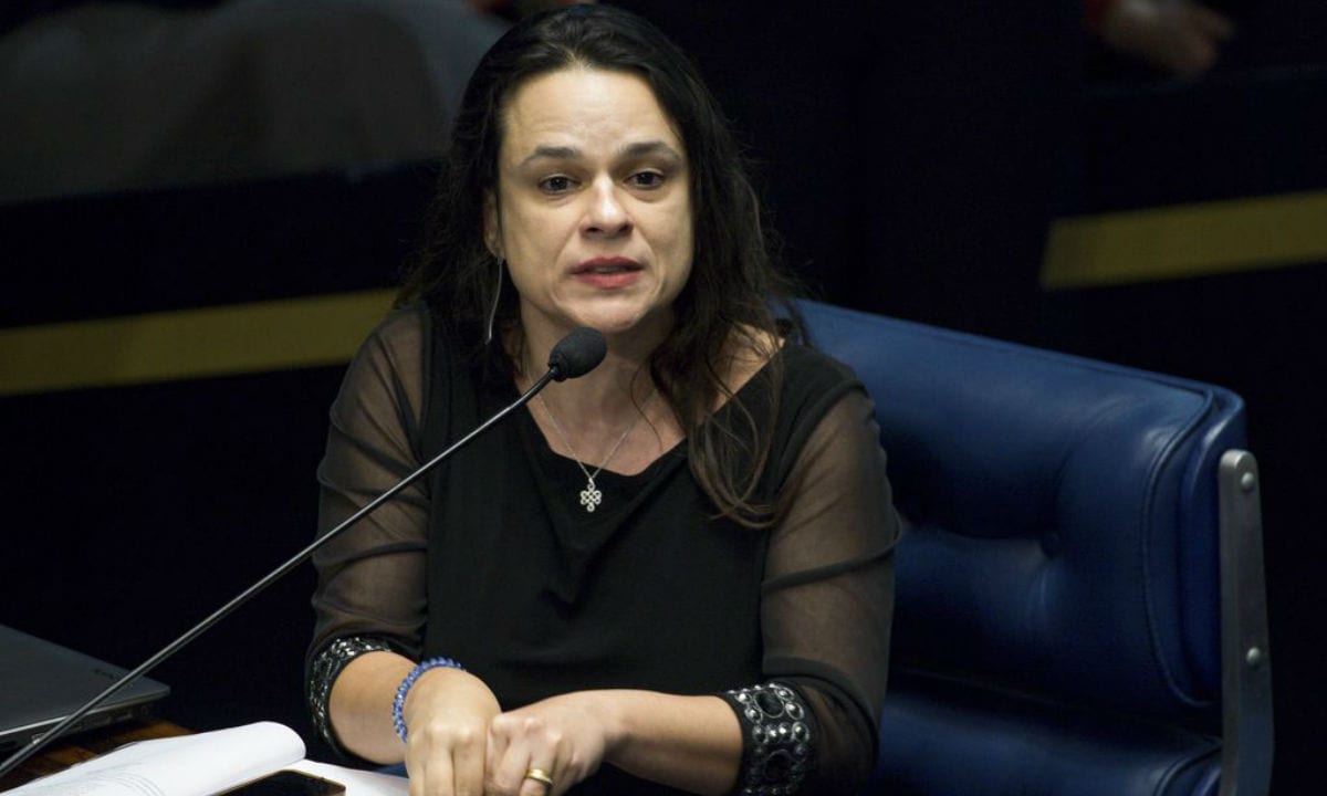 Alunos querem que Janaina Paschoal comprove vacinação antes de voltar a lecionar na USP