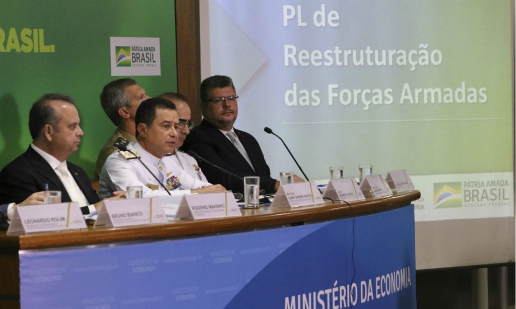 Militares dever-se-iam aposentar