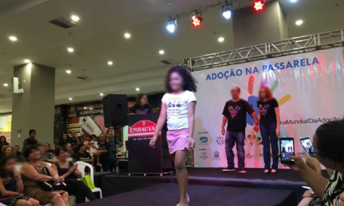Crianças para adoção “desfilam” em passarela de shopping no MT