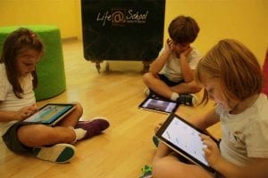 Crianças mexendo no tablet|Crianças interagem com tablet