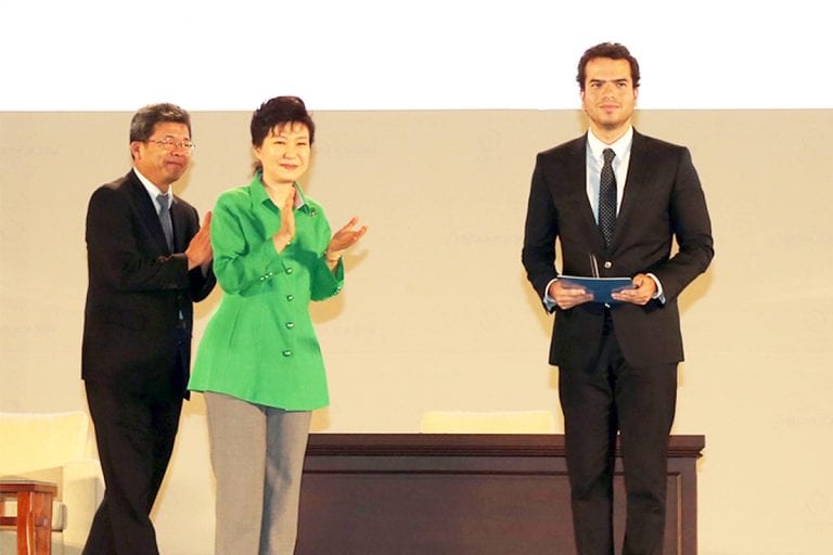 Artur Avila recebendo Medalha Fields|