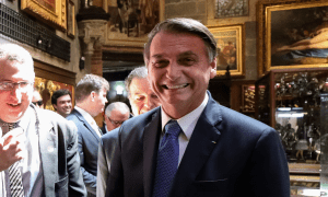 Bolsonaro volta a elogiar torturador Ustra: “herói nacional”