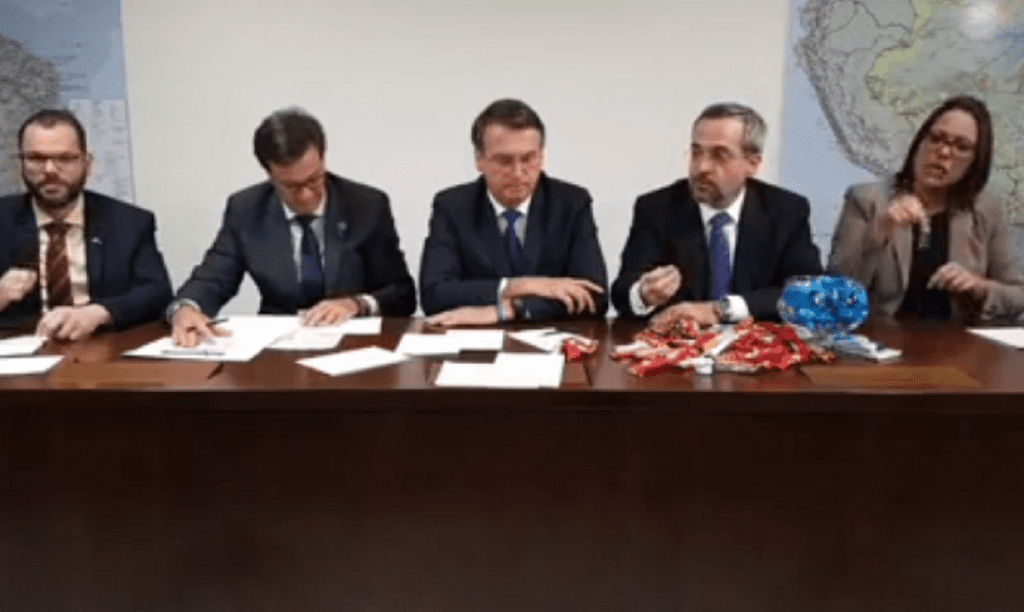 Bolsonaro e Weintraub comparam cortes no MEC a ‘chocolatinhos’