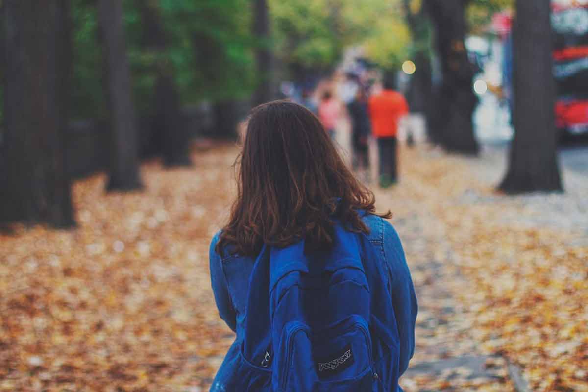 Menina andando para escola|