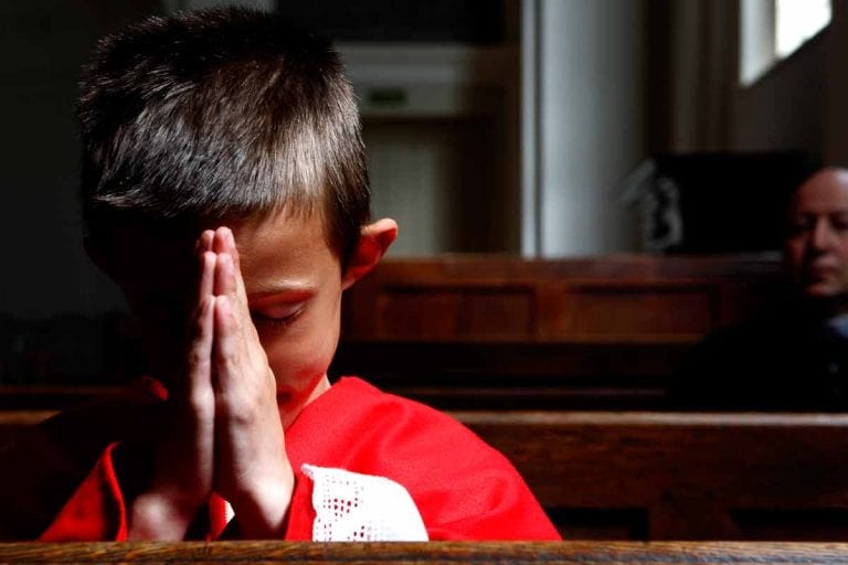 Criança rezando