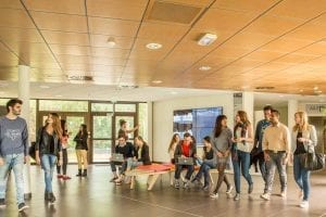 Escola de negócios na França busca multiculturalismo e integração