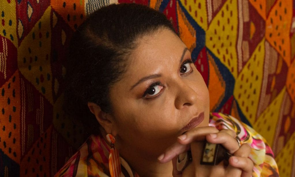 Após polêmica, Fabiana Cozza se impõe em homenagem a D. Ivone Lara