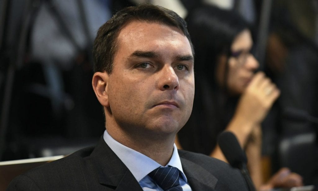 200 mil pessoas apoiam petições por cassação de Flávio Bolsonaro