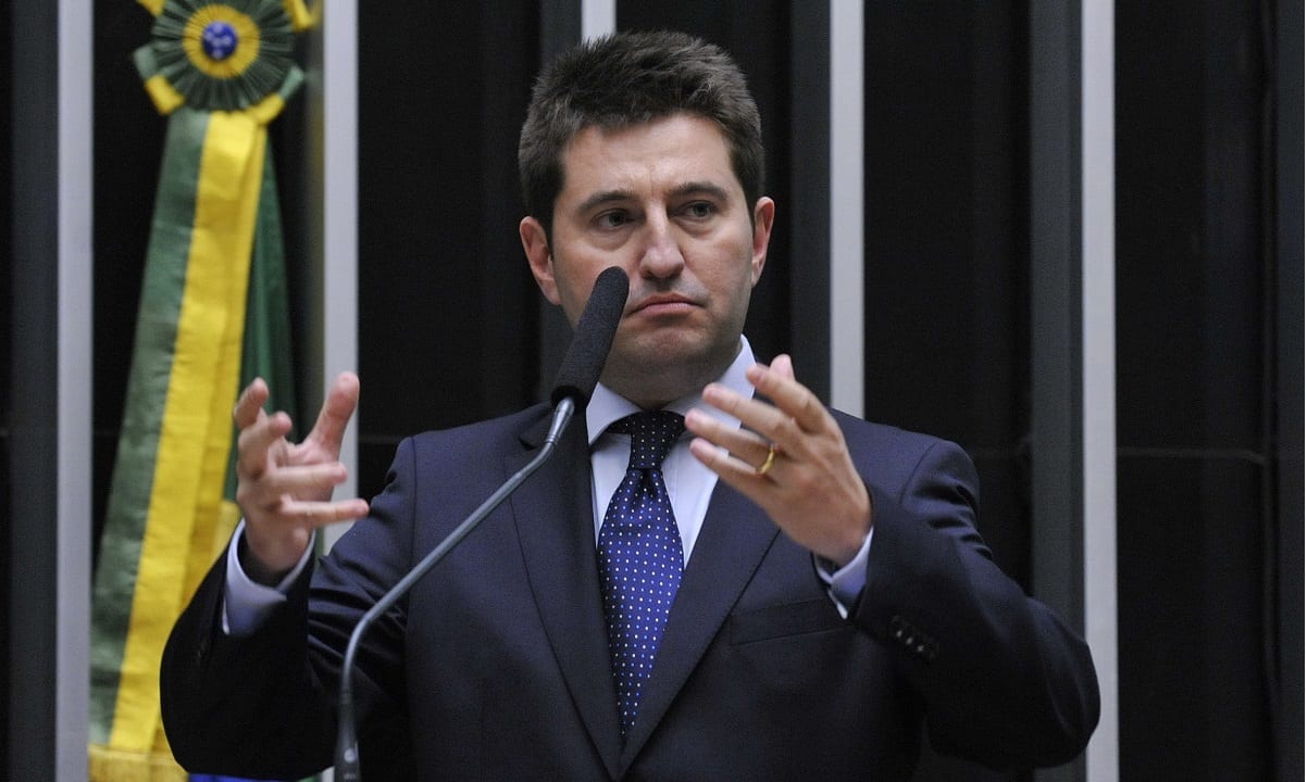 Contra o MST, deputado tenta derrubar trecho de decreto pró-armas
