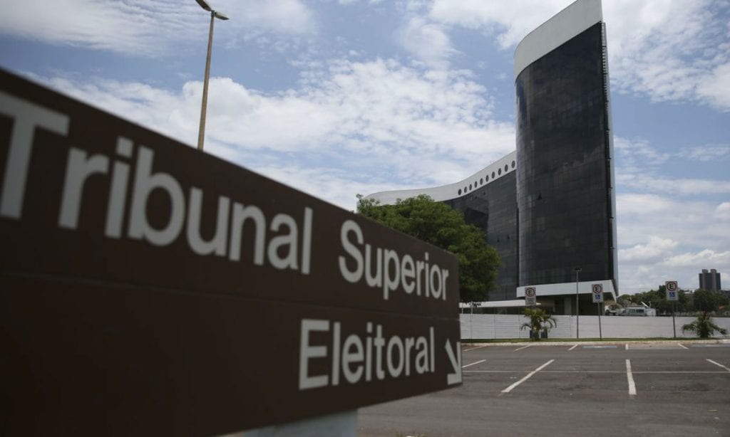 Por que o TSE decidiu esconder as fake news de Bolsonaro?