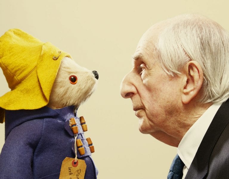O escritor Michael Bond e o urso Paddington|O personagem foi criado em 1958
