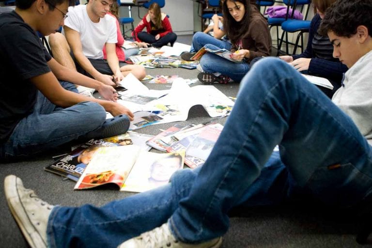 Biblioteca|Aluna estudando