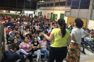 Feministas atravessam cidade por aluna <br>de escola pública