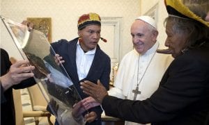 Com pauta sobre a Amazônia, papa Francisco recebe o cacique Raoni