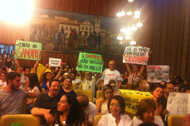 Em meio a repressão, projeto que altera previdência de professores é aprovado pela CCJ