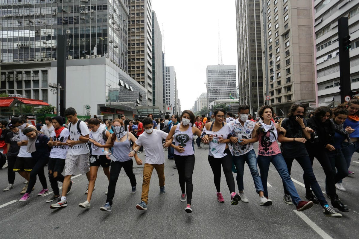 Alunos do Colégio São Vicente fazem protesto por demissões de