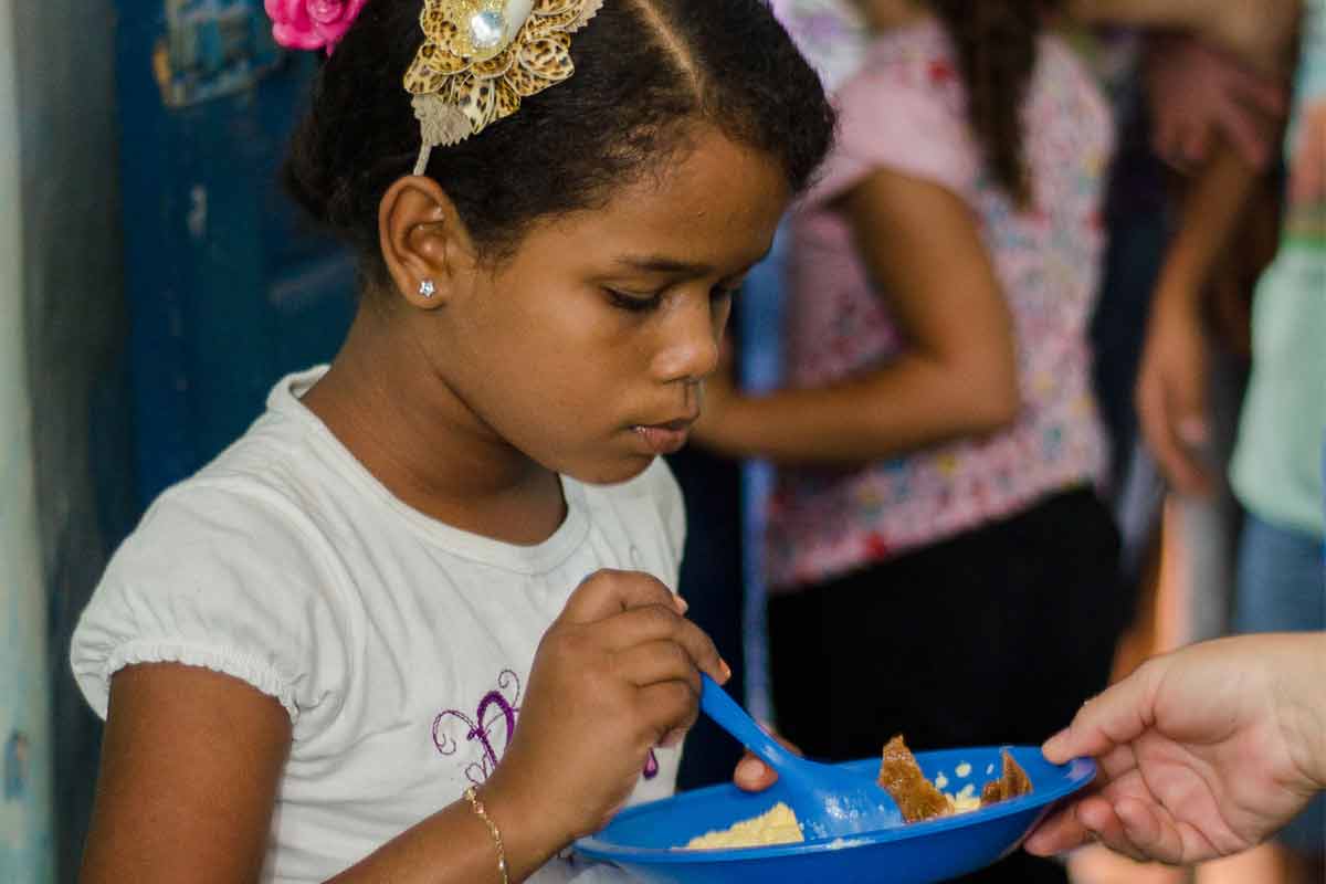 Criança comendo de pé|Apenas 32% têm o ambiente específico para refeições