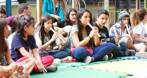 Alunos tocam flauta em projeto