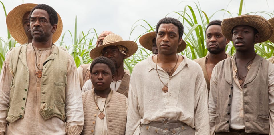 O filme foi premiado com o o Oscar. 12 anos escravidão filme cinema escravatura escravo abuso preconceito negro questão racial No Calor da Noite A Cor Púrpura Faça a Coisa Certa