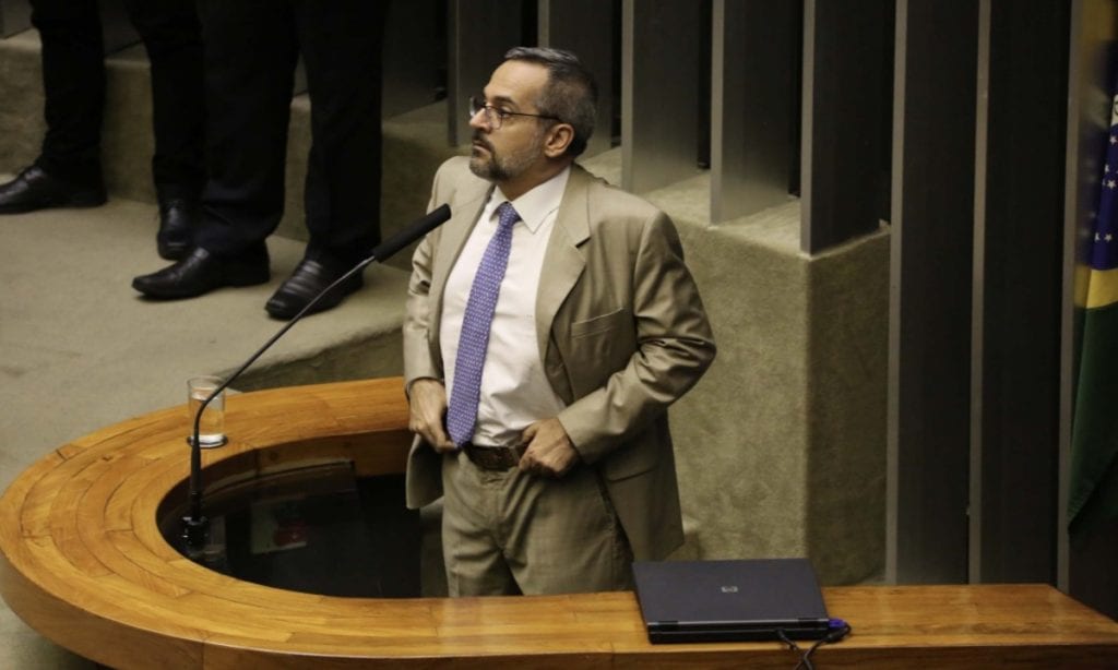Senador protocola pedido para impedir saída de Weintraub do País