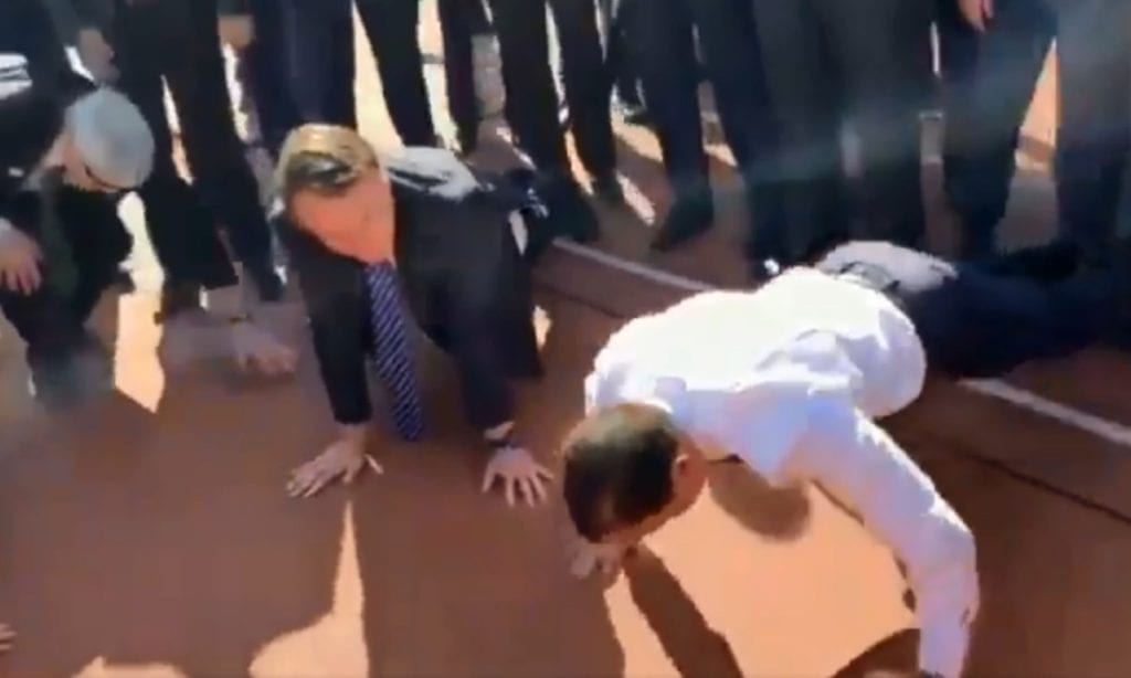 Bolsonaro faz flexões com João Doria e vira chacota na internet