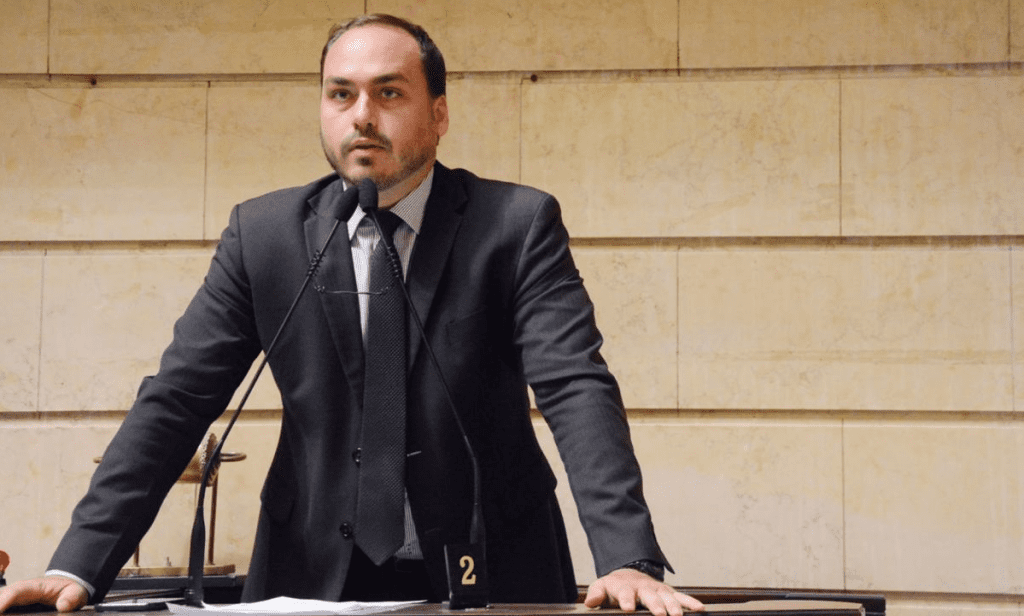 RJ: Carlos Bolsonaro vota contra projeto que pune motoristas por prática de preconceito