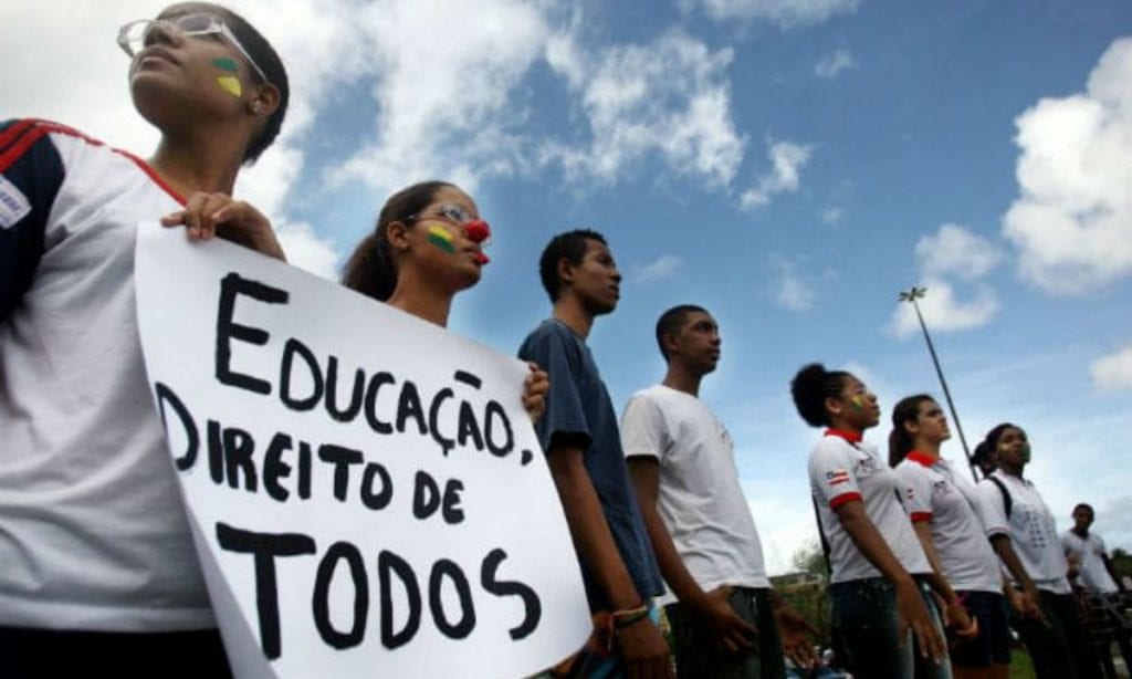 Não foi “prejudicado em nada”, mas prejudica a educação