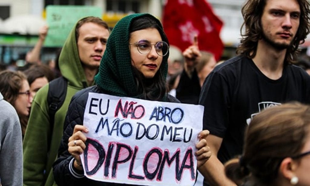 Mais 2.700 bolsas de pesquisa da Capes são cortadas