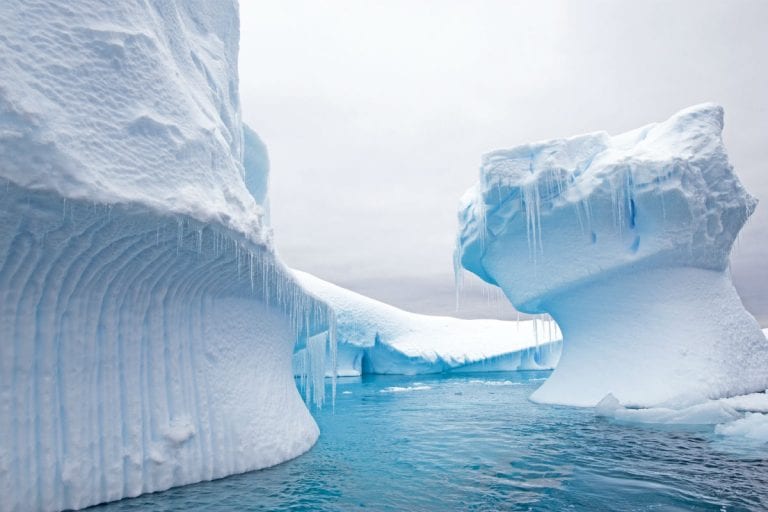 As maiores geleiras continentais estão localizadas nas regiões polares