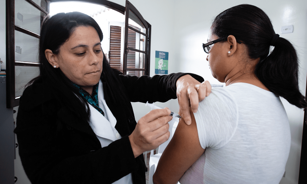 Mais Médicos: governo abandona bolsões de pobreza nas metrópoles