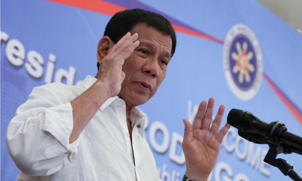 Presidente filipino diz que “se curou” de ser gay com belas mulheres