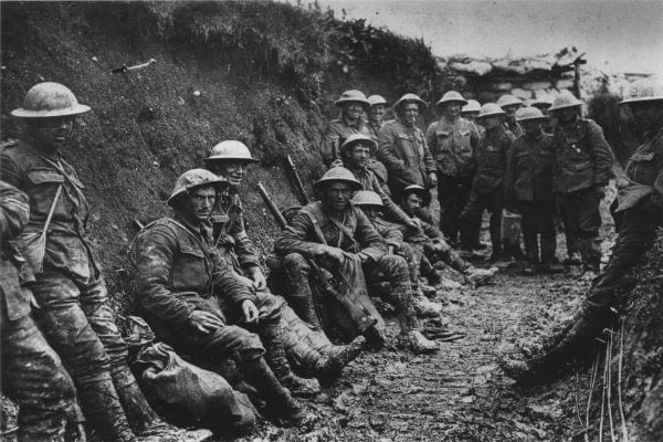 Foto mostra soldados em trincheira na Primeira Guerra