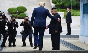 Trump torna-se primeiro presidente dos EUA a pisar na Coreia do Norte