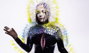 Entre o som e a imagem: o labirinto emocional de Björk
