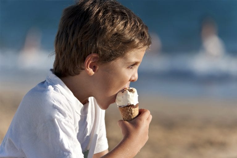 Criança toma sorvete
