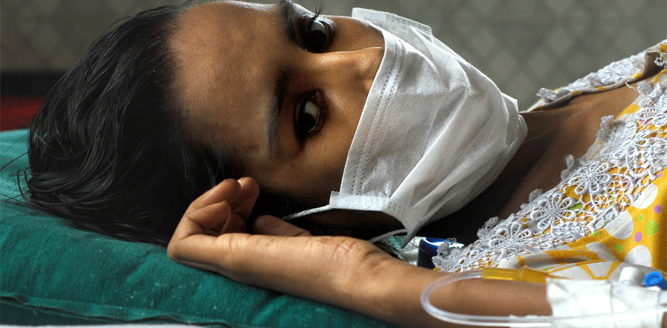 |mulher deitada com máscara de baixa imunidade