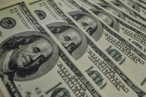 Após resultado do PIB, dólar chega ao valor histórico de R$ 4,56