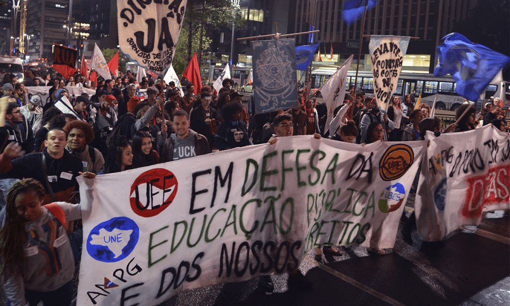 Professores de universidades públicas organizam carta pela educação