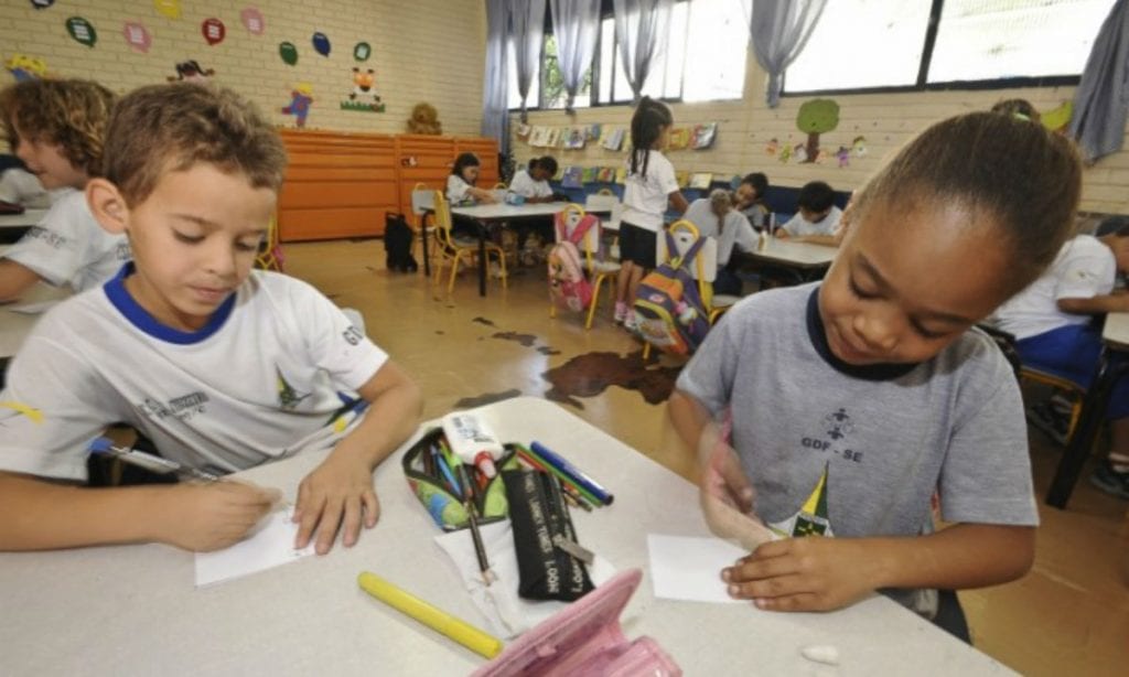 Educação é a Base? Livro discute política curricular na educação