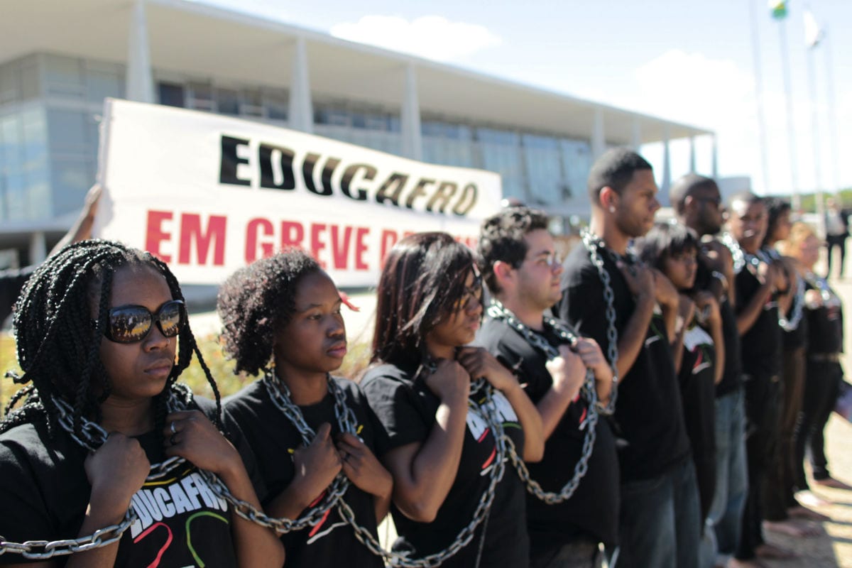 Alunos da Educafro protestam||Retrato do professor Amilcar Pereira