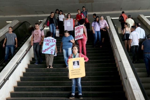||Brasília - Mulheres fazem um ato na Rodoviária do Plano Piloto para denunciar o feminicídio no Distrito Federal (Wilson Dias/Agência Brasil) ||